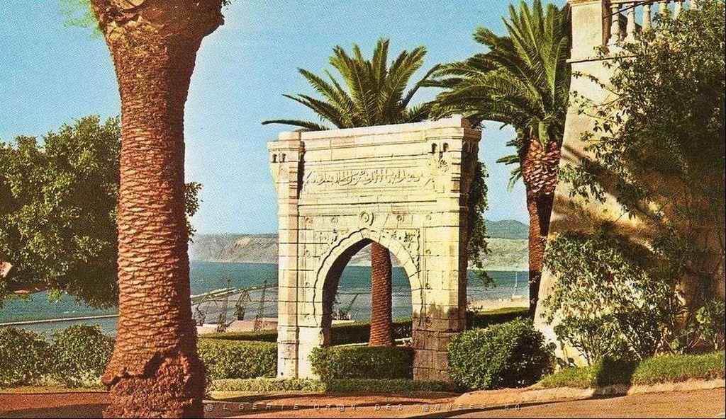 PL d- 024- Promenade de Letang - Porte Caravenserial.JPG